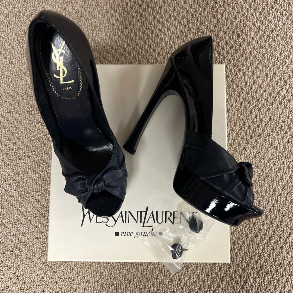Yves Saint Laurent Palais 105 Peep Toe Pumps in dark Navy Patent/ Leather,39.5